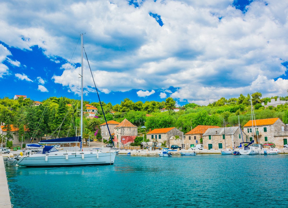 Komiža levo in Rogač na Šolti zgoraj