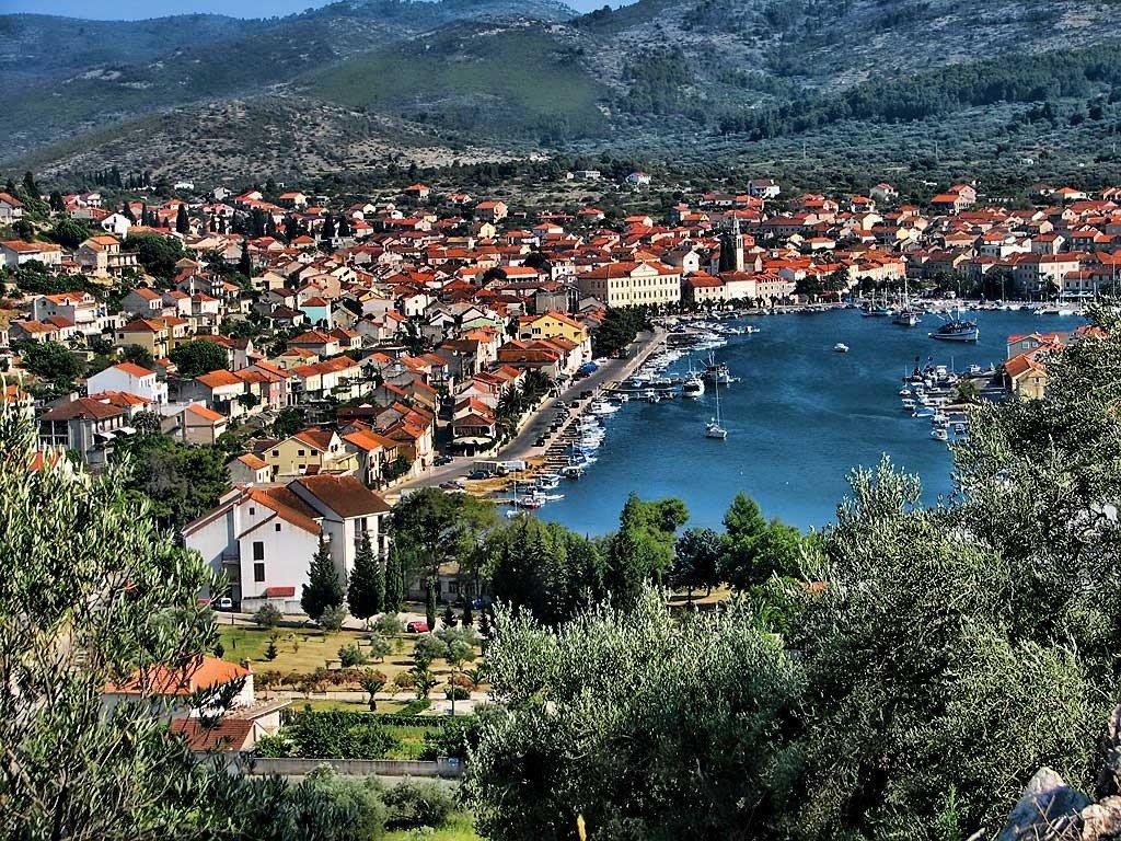 Vela Luka in desno Korčula