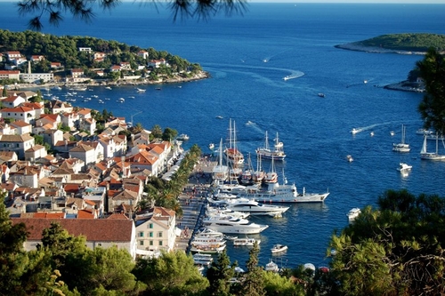 Otok Hvar je eden izmed najlepših v splitskem akvatoriju Otok Hvar je eden izmed najlepših v splitskem akvatoriju
