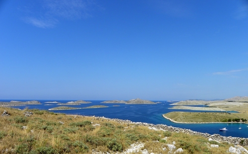 Kornati v spomladanskih mesecih ponudijo najlepše barvne kontraste Kornati v spomladanskih mesecih ponudijo najlepše barvne kontraste
